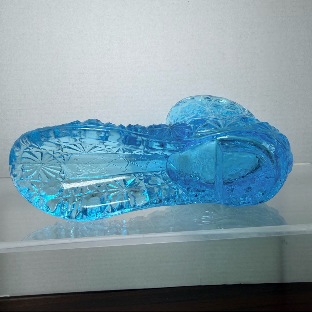 Vintage Fenton Lt. Blue Daisy & Button Pressed Glass Boot Figurine 1967-75 - Picture 5 of 6